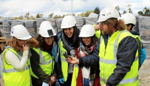 Algunos estudiantes del IES San José de Cortegana visitando las intalaciones de la compañía.