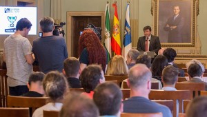 Gabriel Cruz, alcalde de Huelva, durante la recepción a las delegaciones del Europeo de bádminton.