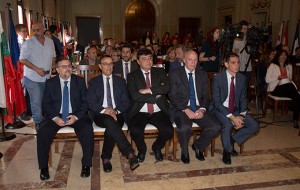 Las autoridades. durante el acto que tuvo lugar en el Salón de Plenos del Ayuntamiento de Huelva.