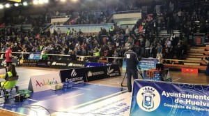 El público que llenó el Andrés Estrada se lo pasó en grande con el triunfo de su equipo. / Foto: G. D.