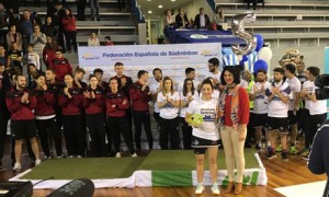 Nerea Ivorra recibe el trofeo como mejor jugadora de la final. / Foto: G. D.