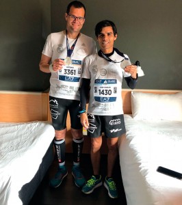 Antonio Bendala -izquierda- y José Carlos Galván, con sus medallas acreditativas tras concluir la carrera.