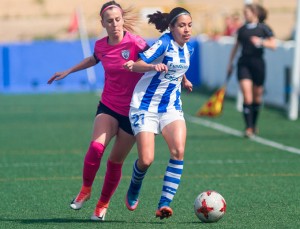 Analu protege la pelota ante el acoso de una jugadora rival. / Foto: www.lfp.es.