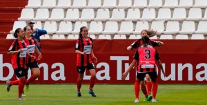 Las jugadoras del Sporting celebran el primer gol de Patri Ojeda. / Foto: www.lfp.es.