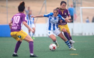 Carol se anticipa a Ayano en una acción de ataque del Sporting. / Foto: www.lfp.es.