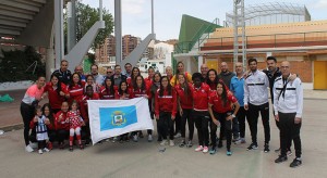 El equipo onubense posa feliz por su triunfo al término del choque.