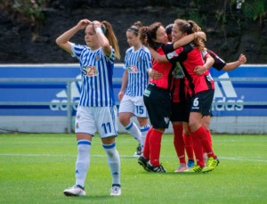 Las jugadoras del Sporting celebran con Anita el gol que, a la postre, les dio la victoria. / Foto: www.lfp.es.