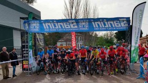 Momento previo a la salida de la prueba ciclista en Minas de Riotinto.