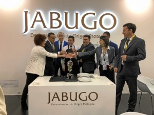 Expositor en la Feria Alimentaria ofreciendo uno de los productos típicos de Huelva, el jamón de Jabugo.