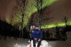 La onubense llegó a Noruega en febrero del pasado año. / En la foto, junto a su pareja Gustavo, en Tromsø, disfrutando de las auroras boreales.