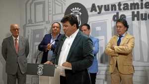 El alcalde de Huelva, Gabriel Cruz hace un llamamiento a los onubenses para disfrutar del regalo que nos hace la Hermandad de Pasión. /Foto: Jesús Bellerín.