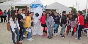 Los escolares se pudieron fotografiar con Chokyto, mascota oficial del evento.