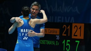 Carolina Marín se funde en un abrazo con su entrenador, Fernando Rivas. / Foto: Mark Phelan/Badminton Europe.