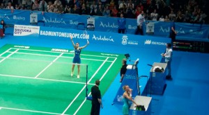 Carolina Marín celebra con su público el pase a la final del europeo.