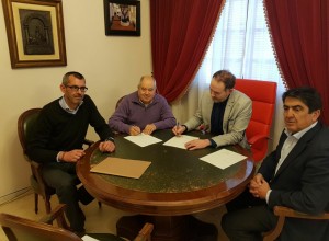 El alcalde Villalba del Alcor firma el compromiso con la defensa del cultivo del viñedo en Doñana.