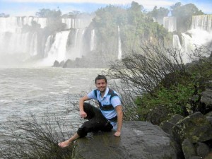 En su etapa universitaria pudo realizar dos estancias en el extranjero, en Argentina e Italia. / En la imagen, en las cataratas Iguazu.