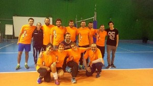 Juega en un equipo de voleibol.