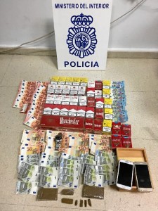 La Policía Nacional desmantela un punto de venta de drogas en un quiosco de chucherías.