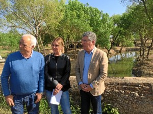 El delegado de Medio Ambiente comprueba la eficacia de las actuaciones anteriores en el arroyo  Candón junto a la alcaldesa de San Juan del Puerto.