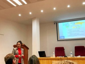 Presentando los resultados del estudio en el Colegio de Médicos. 