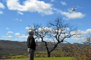 Alfonso San Miguel tomando fotos con un dron por la zona.