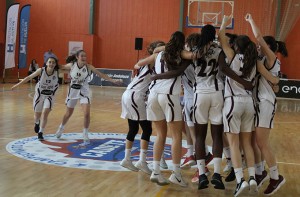 Las jugadoras del Snatt's Femení Sant Adrià, festejando su triunfo.