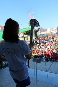 Uno de los momentos más festejados fue la llegada de la antorcha olímpica al colegio, y el posterior encendido del pebetero.