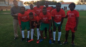 Asnuci II, con jugadores de Mali, Senegal y Guinea Conakry, campeón del torneo en Lepe.