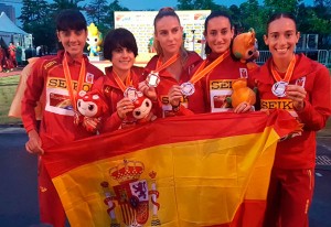 El equipo español, con Laura García-Caro a la derecha, con la medalla de bronce. / Foto: @atletismoRFEA.