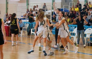 Las jugadoras del Canterbury, celebrando la victoria en las semifinales. / Foto: Fabhuelva.