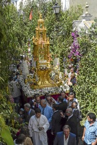 Los elementos principales de la fiesta son la preparación, la procesión y la posterior celebración en las calles. 