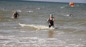 Los participantes acabando el sector de natación.