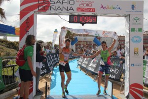 Pedro Lumbreras, a la postre ganador, entró en la meta cogido de la mano de Manuel Cordero.