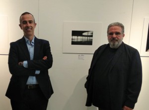 La fotografía del Paseo de la Ría premiada, con su autor y el decano.