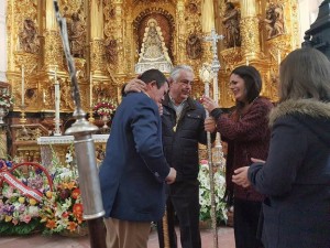 Entrega de la vara por parte de la hermana mayor saliente, Rocío de Vayas a Juan Antonio Maraver, en el altar del Santuario de El Rocío.