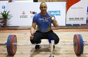 David Dosrey, muy feliz con la medalla y el trofeo obtenido en Valencia.