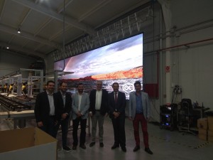 Ramos visitó la fábrica de pantallas de plasma.