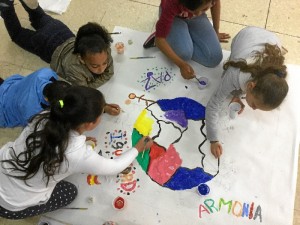 Los escolares, participando en la iniciativa contra la xenofobia ‘Coloreando la diversidad’.