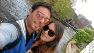 Su pareja se ha mudado recientemente a Bélgica. En la imagen, visitando Brujas.