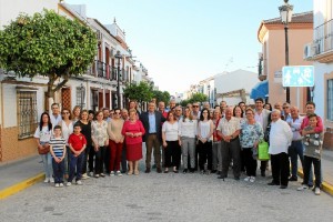 Foto de familia con los vecinos de la calle afectada.