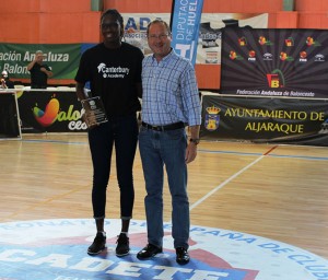 Martínez Ayllón, entregando un trofeo a una de las mejores jugadoras de los campeonatos.