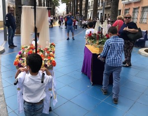 Ninos de corta edad portan cruces