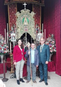 El hermano mayor de Hinojos en una visita realizada a la Hermandad de Huelva, ante su Simpecado. / Foto: FG.