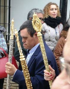 Juan Antonio, muy activo en la vida de la Hermandad, ha sido portador de varias insignias de la corporación y es miembro honorario de su Junta de Gobierno.