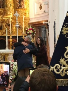 Emotivo abrazo entre el hermano mayor y el presidente de la Hermandad el día de la toma de posesión ante la Virgen del Rocío.