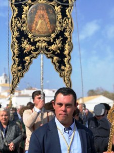 Juan Antonio en la Aldea, presidiendo un traslado del Simpecado de su Hermandad. / Foto: FG.