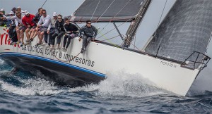 El barco del RCMTPU, en una de las mangas.