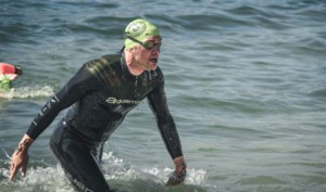 Rubén Gutiérrez saliendo del agua en una de las pruebas que disputó.