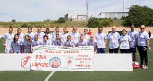 Jugadoras, cuerpo técnico y médico, con las camisetas de la campaña.