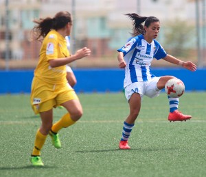 Francisca Lar controla la pelota en presencia de una jugadora rival. / Foto: www.lfp.es.